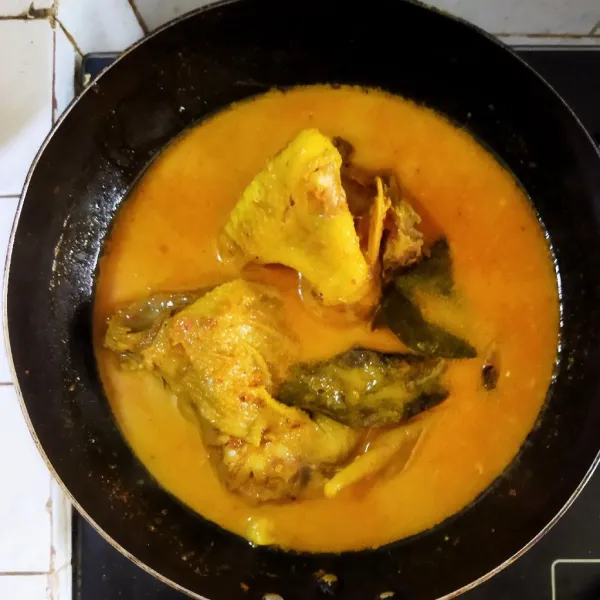 Gulai ayam bumbu padang siap disajikan dengan nasi hangat.