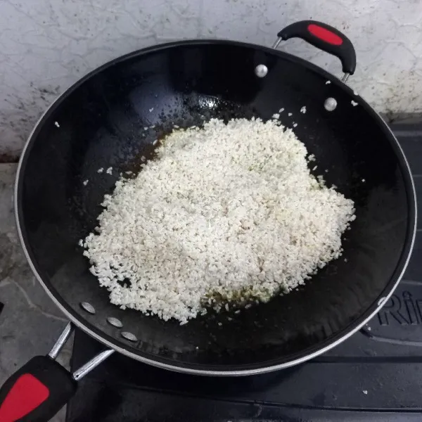 Masukkan beras yang sudah dicuci bersih.