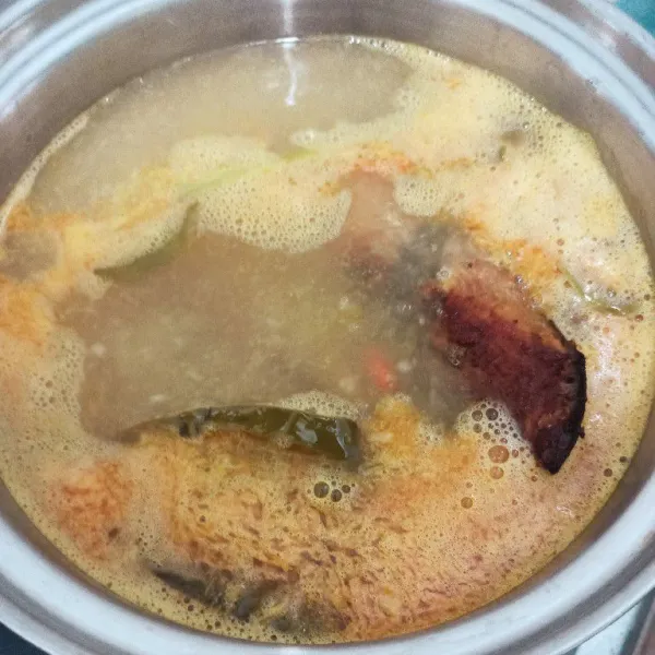 Tambahkan air. Masak hingga meletup-letup.