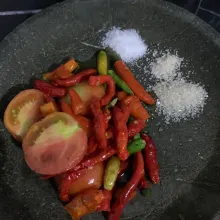 Goreng bahan sambal dan beri garam, gula, kaldu jamur.
