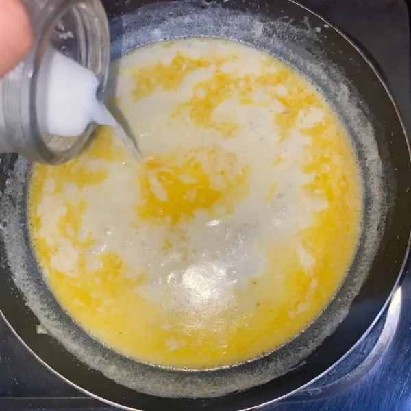 Tambahkan larutan tepung maizena, aduk- aduk sampai vla mengental.