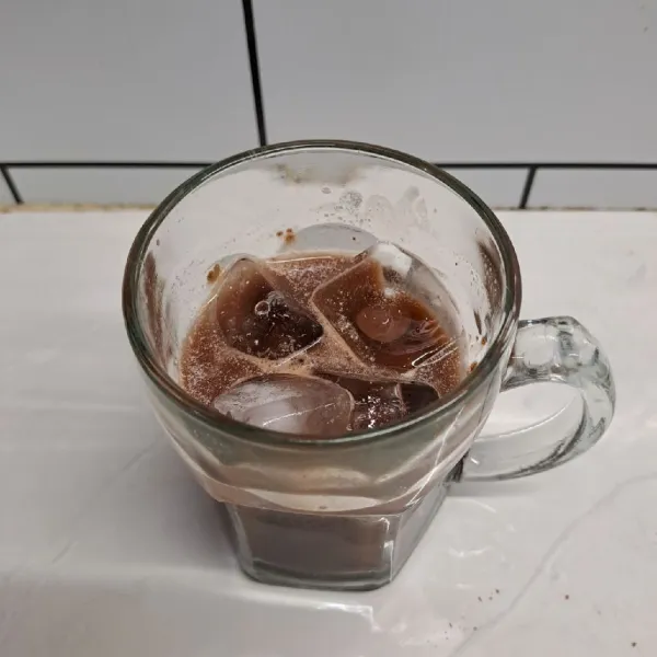 Beri es batu secukupnya.