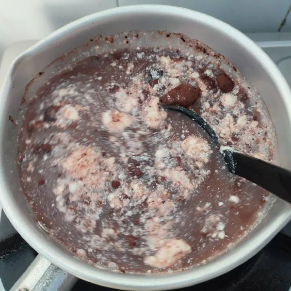 Setelah puding kacang hijau mulai set, masak puding cokelat. Masukkan semua bahan puding cokelat ke dalam panci lalu aduk rata.