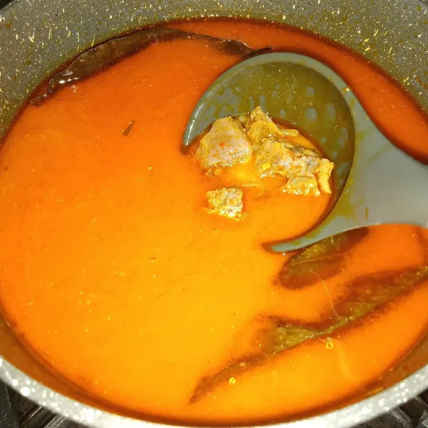 Tuang santan, masak sampai mendidih beberapa menit sambil diaduk agar santan tidak pecah.