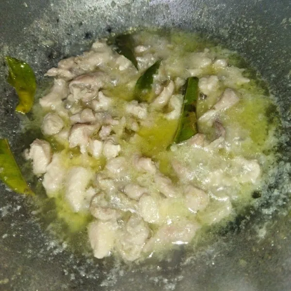 Tambahkan 100 ml air, aduk rata, tutup wajan dan masak hingga air menyusut dan daging ayam matang.