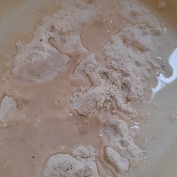 Cairkan 3 sdm tepung bumbu serbaguna rasa ayam dengan 6 sdm air matang, beri 1 sdt garam dan 1 sdt bawang putih bubuk.