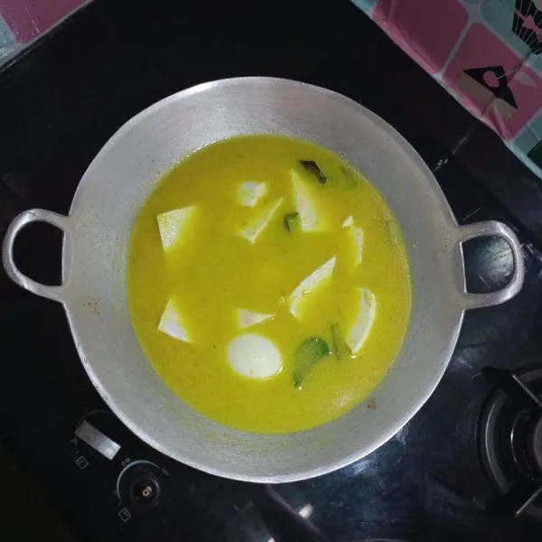 Beri air, lalu masukan tahu dan telurnya.