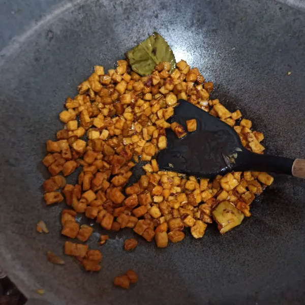 Aduk rata, tes rasanya. Tambahkan gula dan garam sesuai selera.