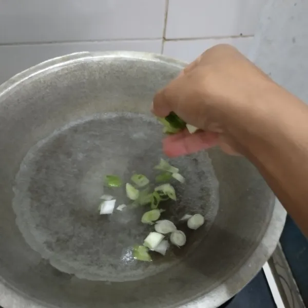 Didihkan air dan masukkan daun bawang, garam dan kaldu bubuk.