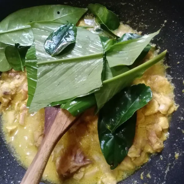 Masukkan daun kunyit, serai, daun salam, dan daun jeruk.