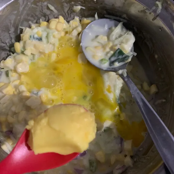 Beri mentega dan telur lalu aduk merata.