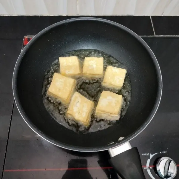 Potong-potong tahu lalu goreng hingga berkulit kemudian angkat dan tiriskan.
