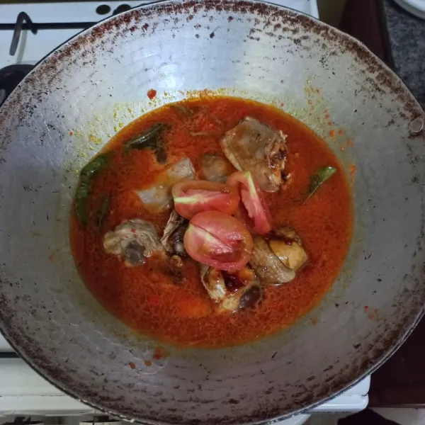 Masukkan irisan tomat merah, koreksi rasa.