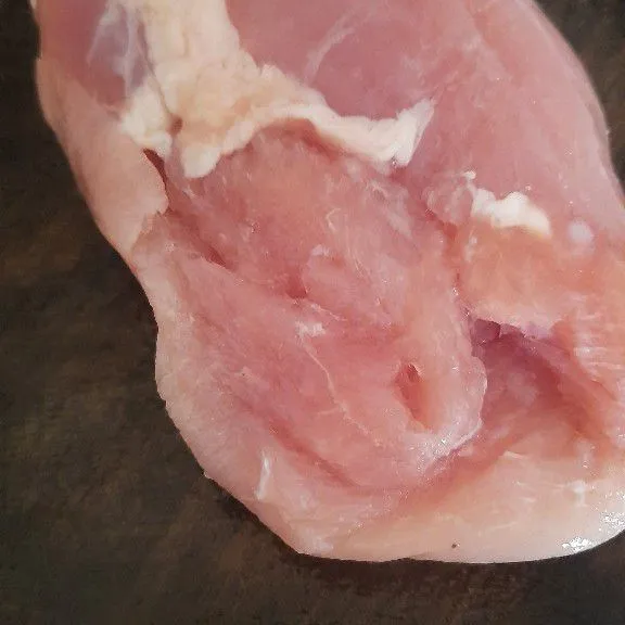 Potong dadu dada ayam.