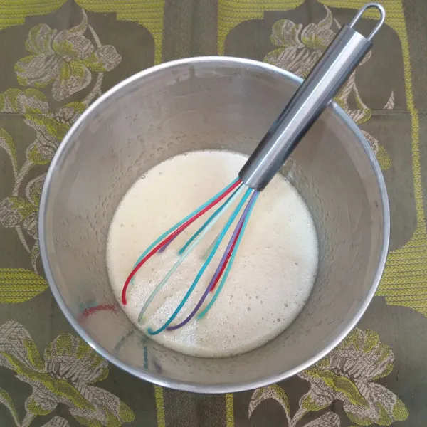 Aduk rata gula halus, telur, dan vanili cair hingga gula larut.