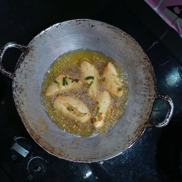 Goreng dalam minyak panas api sedang hingga kecoklatan.