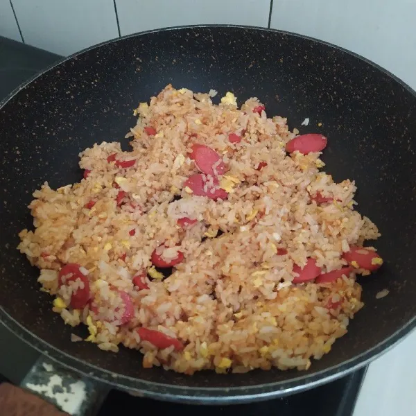 Tambahkan kecap ikan, minyak wijen dan saus sambal. Aduk rata dan masak hingga tanak lalu sajikan.