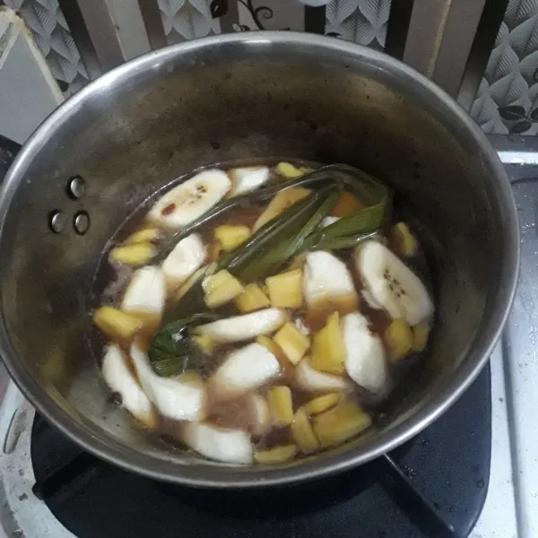 Siapkan panci, masukkan ke dalam panci pisang, nangka, daun pandan, gula aren, gula pasir dan garam. Tambahkan air lalu rebus sampai pisang agak lunak.