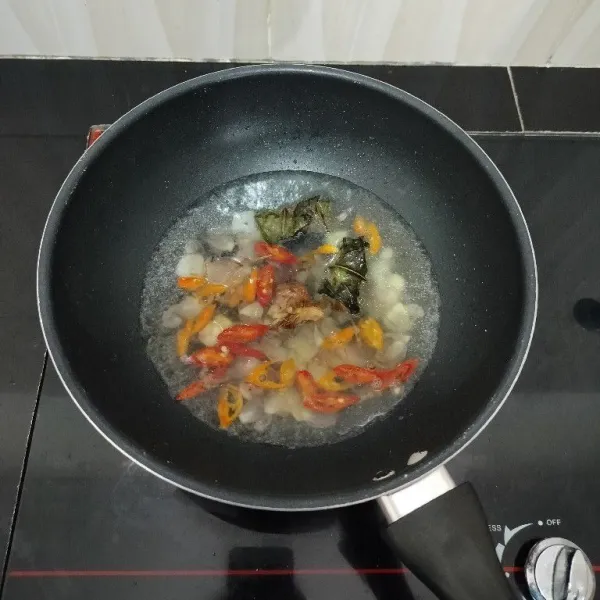 Lalu masukkan air, masak hingga mendidih.