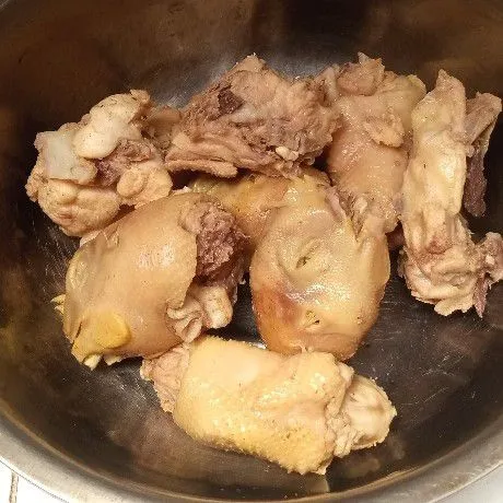 Siapkan ayamnya dahulu. Rebus dengan bumbu rebusan hingga matang kemudian tiriskan.