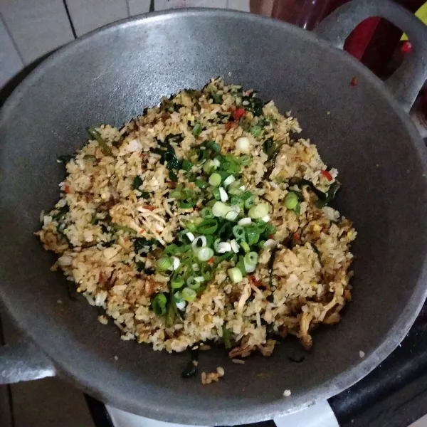 Masukkan kecap manis dan saos tiram, aduk rata. Sebelum dimatikan masukkan irisan daun bawang. Koreksi rasa dan siap disajikan.