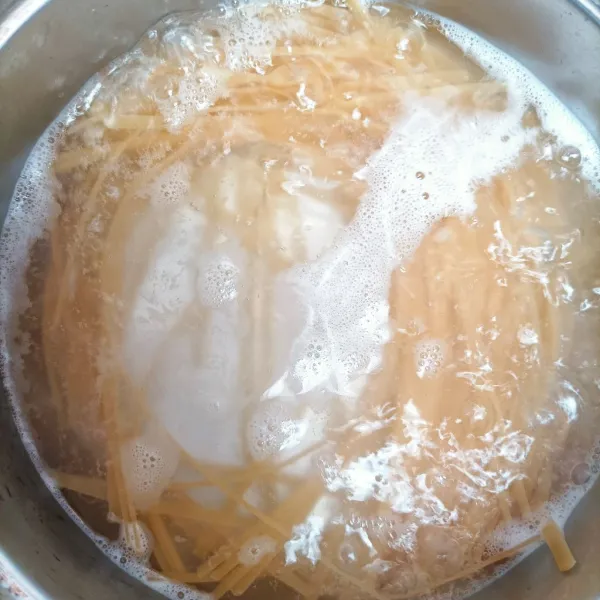 Panaskan air secukupnya, lalu masukan pasta dan sejumput garam. Lalu rebus hingga al dente.
