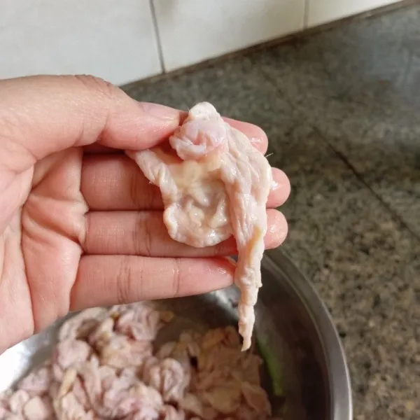 Cuci bersih kulit ayam. Potong kecil-kecil.