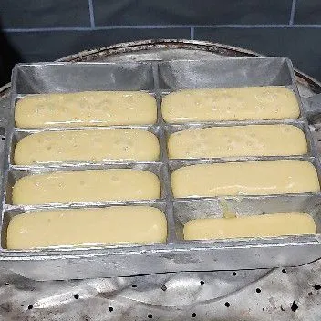 Panaskan cetaķan, olesi dengan margarin. Tuang adonan dan tunggu hingga adonan bergelembung kemudian tutup. Masak hingga matang di kedua sisinya