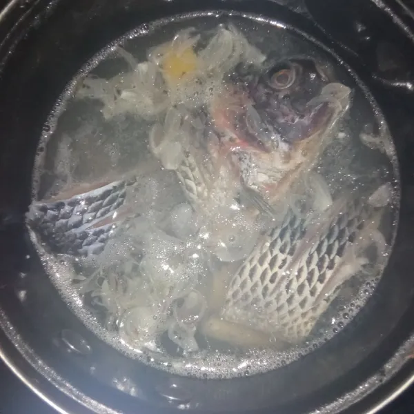 Masukkan ikan ke dalam panci.