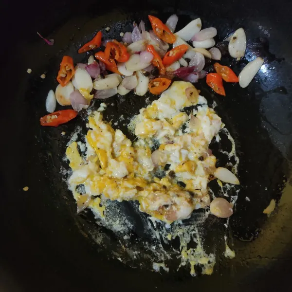 Masukkan telur, buat orak-arik.