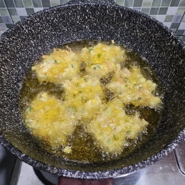 Goreng dalam minyak panas dengan api sedang hingga garing