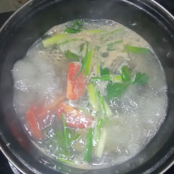 Koreksi rasa dan matikan kompor, lalu angkat dan sajikan selagi hangat.