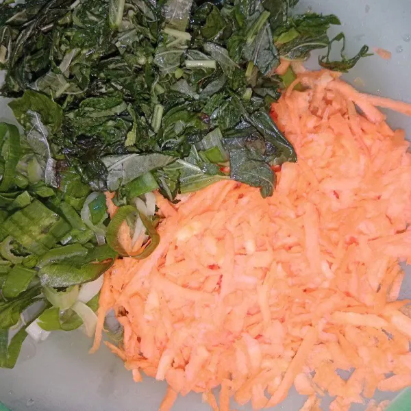 Parut wortel, iris daun bawang dan bayam.