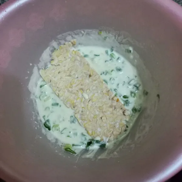Celupkan irisan tempe pada adonan tepung.