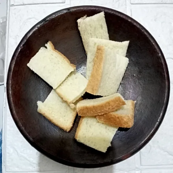 Potong-potong roti tawar sebelum di proses.