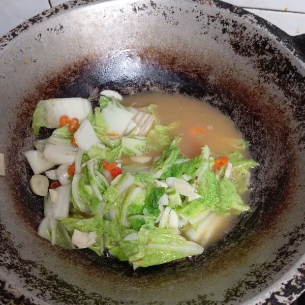 Masukkan air, sawi putih, saus tiram, garam & kaldu bubuk, aduk rata sampai mendidih matang. Angkat & sajikan.