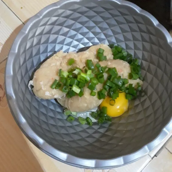 Campurkan telur dan potongan daun bawang. Aduk rata