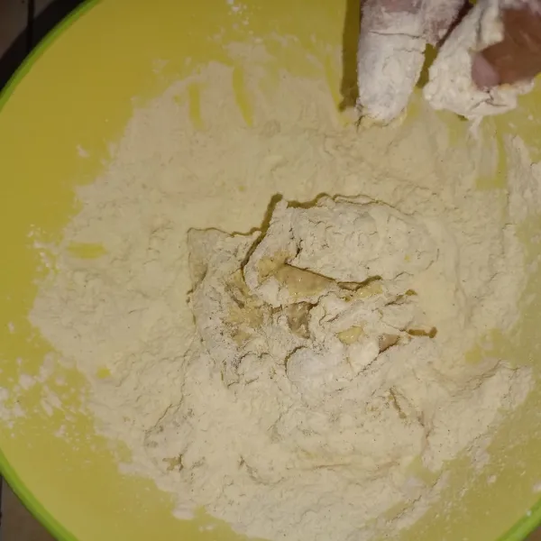 Masukkan ayam ke tepung kering sambil dicubit-cubit, kemudian celup ke dalam air. Tiriskan dan ulangi lagi hingga dua kali