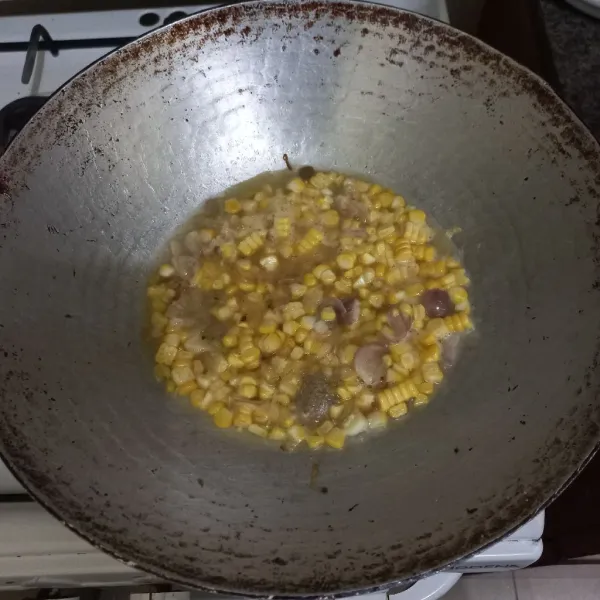Beri air secukupnya, garam, gula pasir, kaldu jamur dan merica bubuk, masak hingga jagung empuk, koreksi rasa.