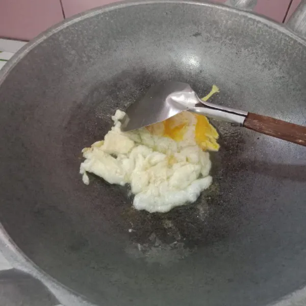 Tumis bawang putih dan bawang bombay, ceplok telur diamkan sebentar dan orak arik.