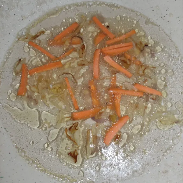 Masukkan sayur wortel yang sudah dipotong-potong memanjang.