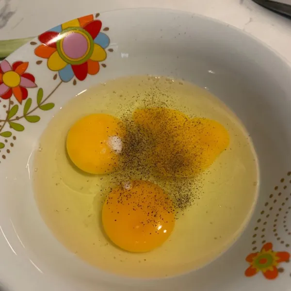 Kocok telur dengan garam dan lada