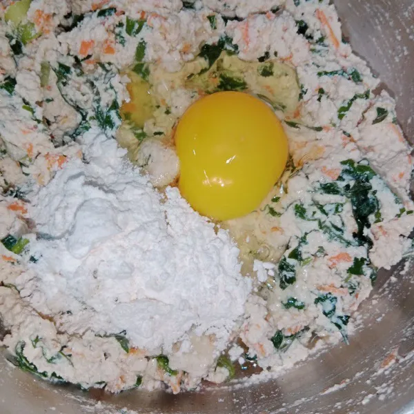 Tambahkan telur dan tepung terigu, aduk rata.