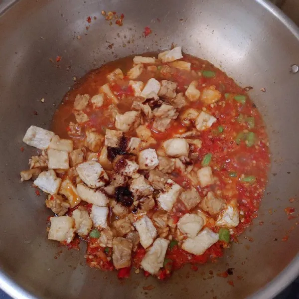 Kemudian masukkan tahu dan tempe yang sudah digoreng, bumbui dengan garam, kaldu bubuk, gula dan kecap manis.