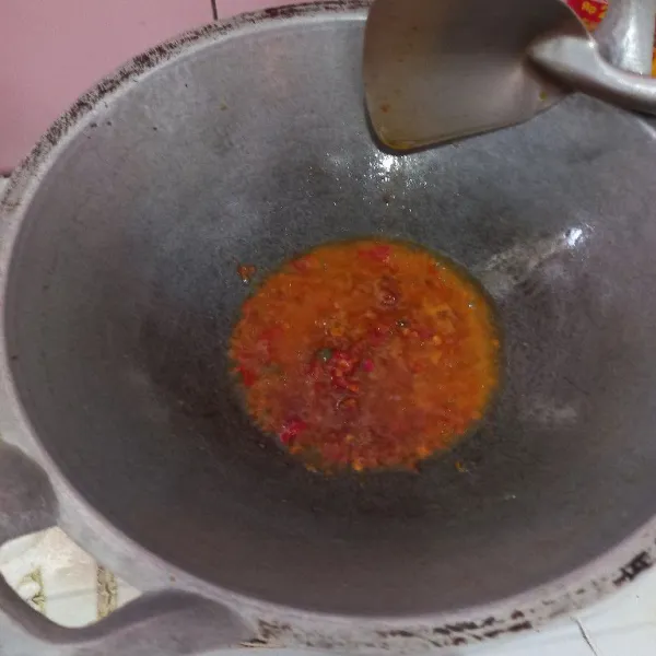 Tumis sambal hingga harum, masukkan garam dan penyedap rasa, tambahkan air dan masak hingga bumbu meresap, setelah matang tuang ke mangkuk sambal dan siap disajikan bersama sate taichan.