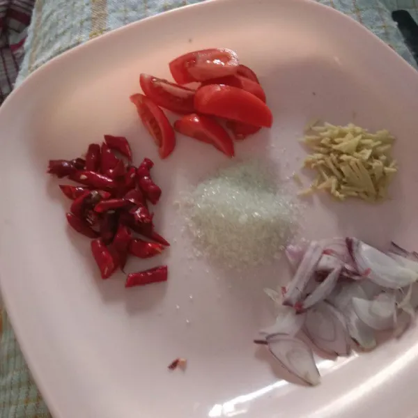 Iris tomat, cabe merah, bawang merah dan jahe.