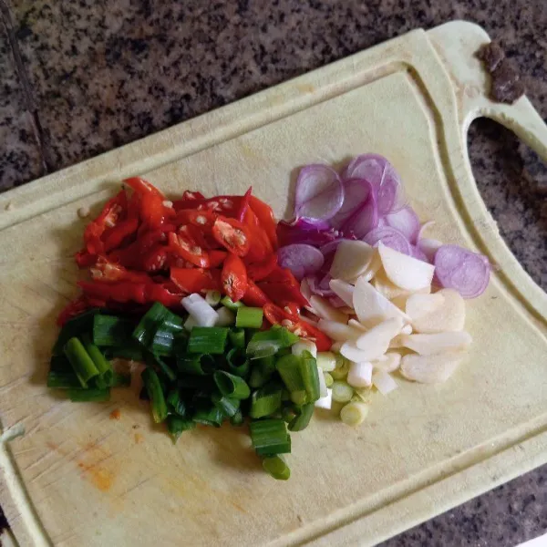 Iris bawang merah, bawang putih, cabai, dan daun bawang