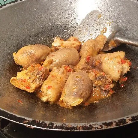 Masak hingga kuah menyusut.