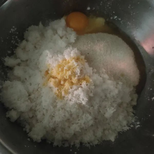 Campur jadi satu dalam wadah, kelapa parut, tepung ketan, telur, garam, vanili, gula, dan margarin yang sudah dilelehkan