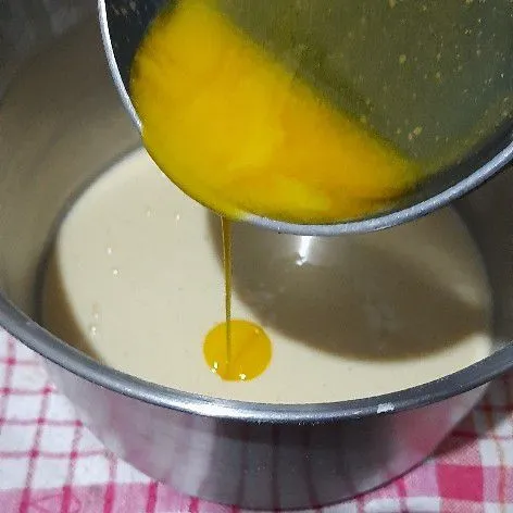 Setelah 1 jam, masukkan margarin cair, lalu aduk rata